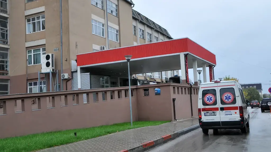 PRAK thirrje institucioneve: Të hiqet pagesa 3€ në QKUK për familjarët e pacientëve