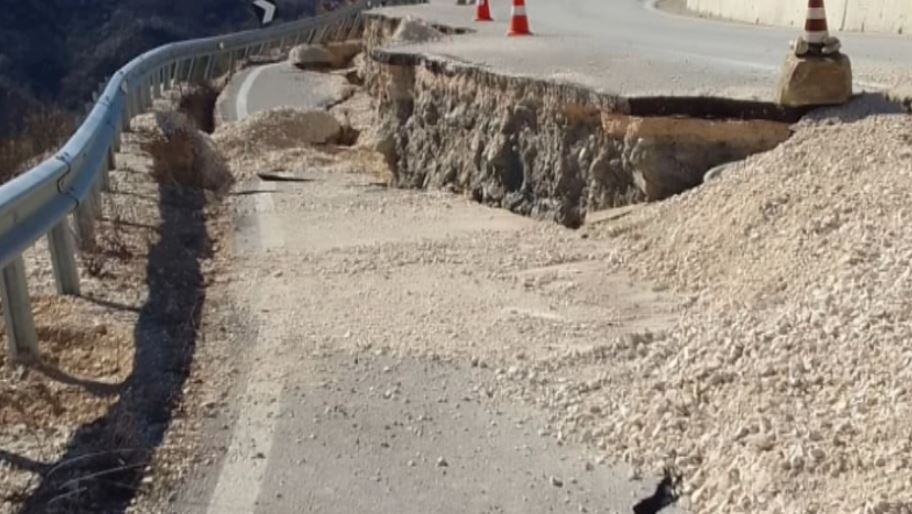 FOTO/ U ndërtua nga kompania “Salillari”, çahet asfalti i rrugës Skrapar-Përmet! Hyrja në qytet e bllokuar prej orësh, shkak rënia e shkëmbinjve në aks