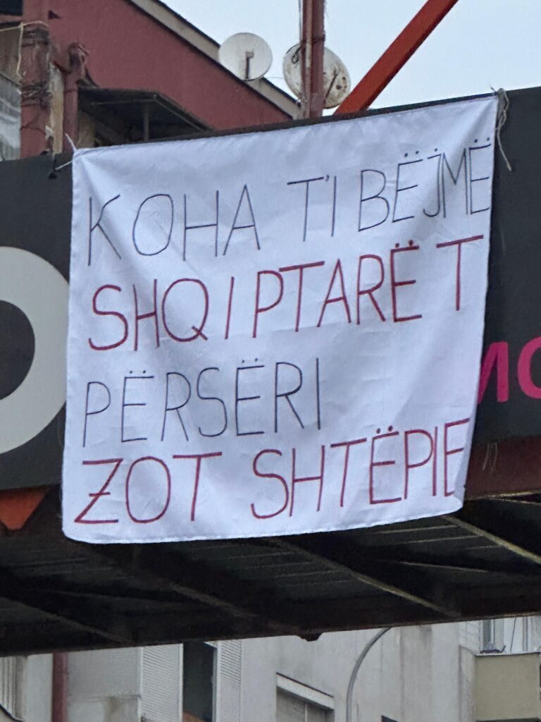 Grafite me mesazhe mobilizuese në rrugët e Shkupit: Koha t’i bëjmë shqiptarët përsëri zot shtëpie!