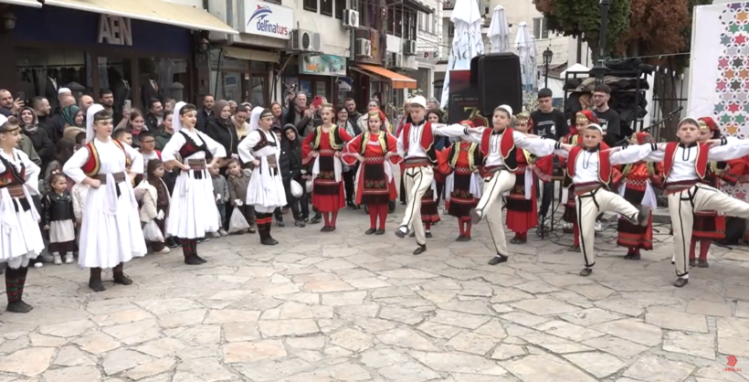  VIDEO  Manifestimi tradicional  Kandilat e Bajramit   festë e atmosferë gëzimi
