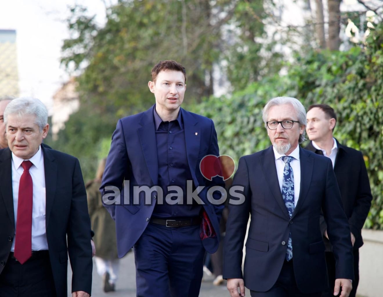 Takim i papritur pas iftarit në Tiranë te Rama  Ali Ahmeti dhe Fatmir Limani ulen në të njëjtën tryezë