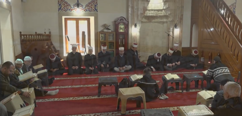 (VIDEO) 10 hafëzë të rinj për çdo ditë në xhaminë e Duqanxhikut lexojnë vargje Kurani