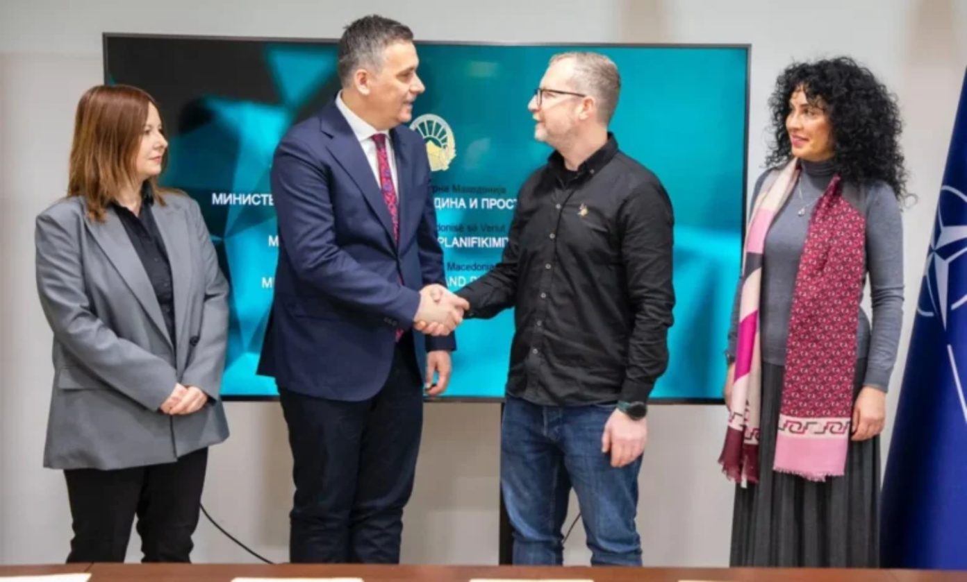 Ministri Hoxha nënshkruan marrëveshtjen për rritje pagash në ministrinë e tij