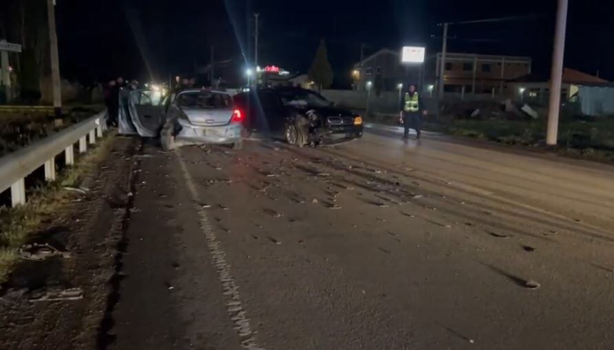 FOTO  Aksident në rrugën Korçë Pogradec  makinat përplasen mes tyre dhe bëhen copash  2 fëmijë përfundojnë në spital  Ja si paraqitet gjendja e tyre shëndetësore