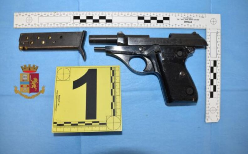 FOTO/ Goditet baza e armatimeve të organizatës kriminale të drogës, arrestohen shqiptari dhe partnerja e tij rumune! Sekuestrohen 5 pistoleta, sasi e madhe valute dhe…