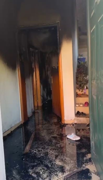 PAMJE  Flakët përfshijnë një banesë në Orikum  shkak dyshohet një defekt teknik  Zjarrfikësit në vendngjarje