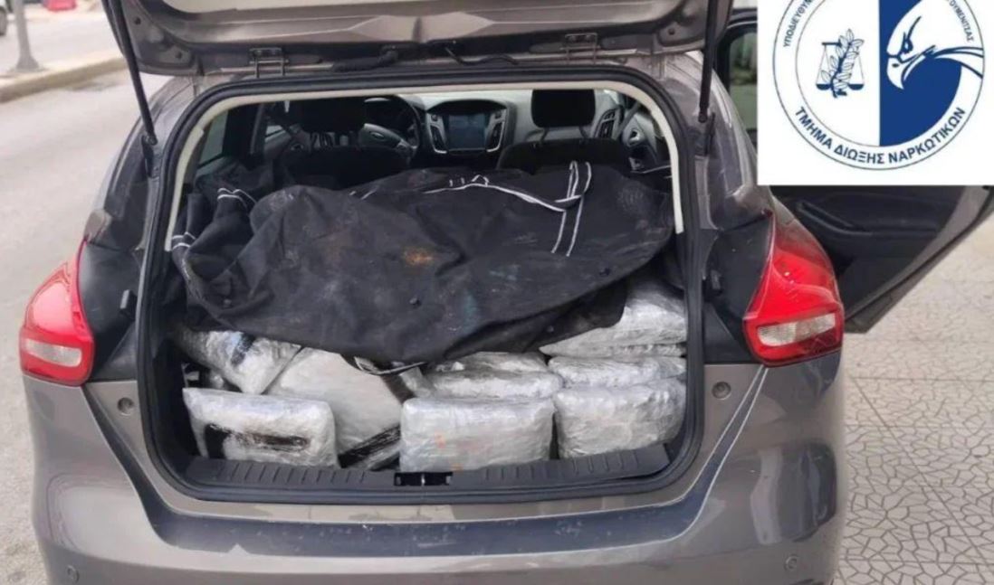 Kapen 60 kg marijuanë në kufirin greko shqiptar  një adoleshent në pranga  E futur në tre çanta  në makinë me qira dhe 