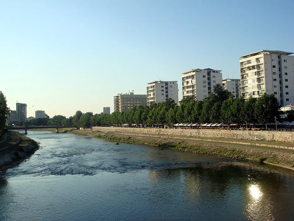 Po pastrohet thellësisht shtrati i lumit Vardar
