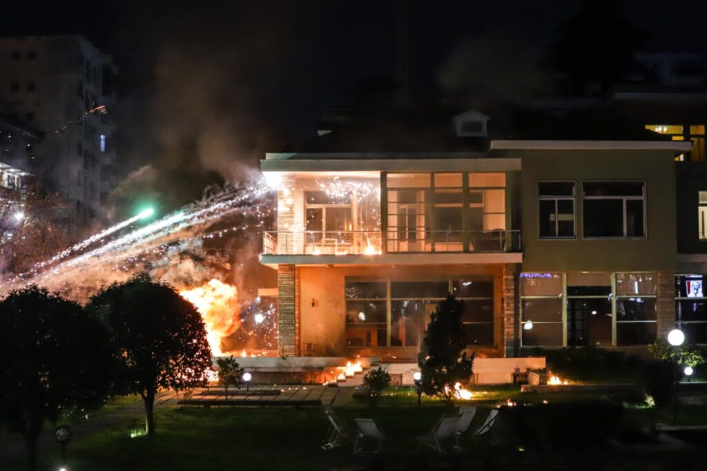 Protesta kombëtare e opozitës dhe sulmi ndaj “Vilës 31”, Gjykata e Tiranës merr vendimin për të arrestuarit!