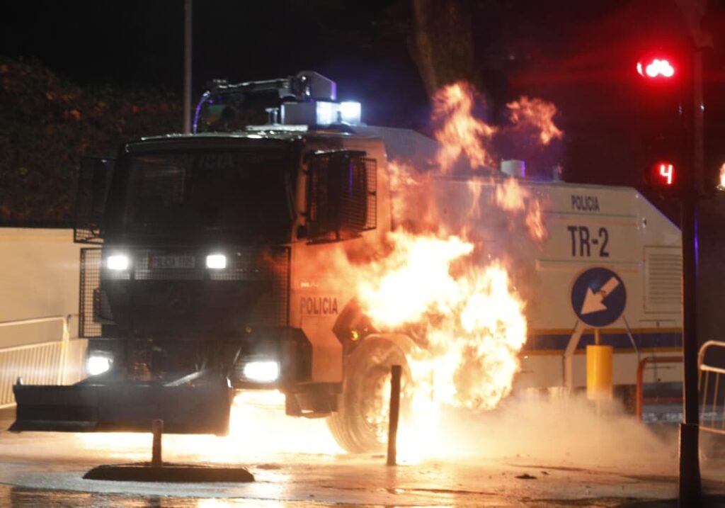 Protesta me molotov e opozitës, policia arreston 15 persona, procedohet penalisht deputeti i PD dhe 9 qytetarë të tjerë