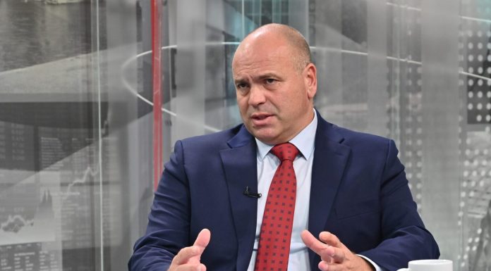 Dimitrievski në një vijë me Fillkovin  Provimi i jurisprudencës vetëm në maqedonisht