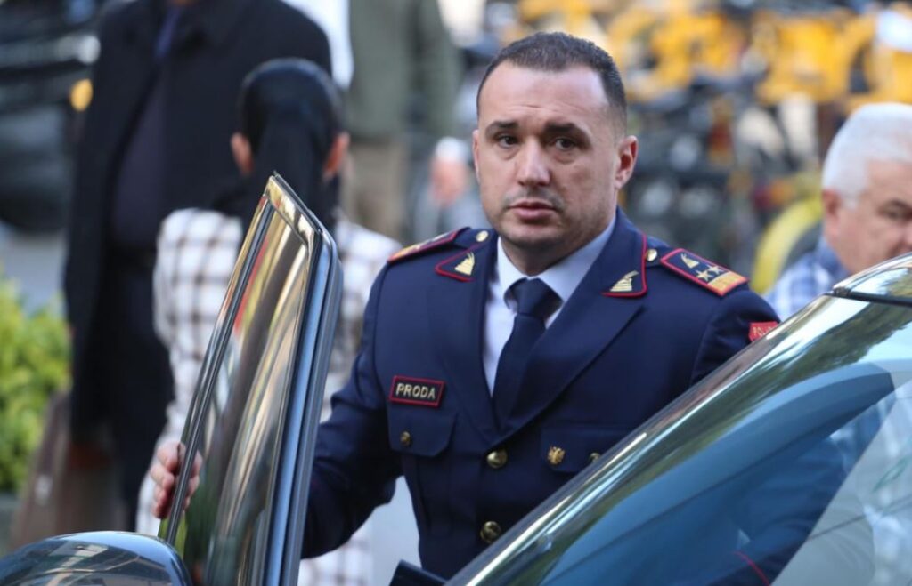 Shkarkimi i Ilir Prodës pas protestës së opozitës, zbulohet motivacioni: U rrezikua jeta e shtetasve të huaj, nuk garantoi rend dhe siguri! Detyrën e merr Sokol Bizhga