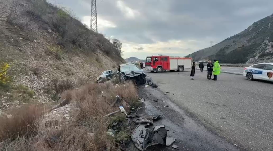 VIDEO  Aksident i rëndë në Rrugën e Kombit  përplasen dy automjete  4 të lënduar dërgohen me urgjencë në spital