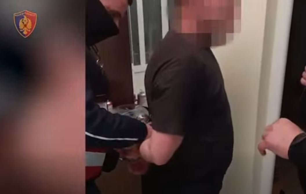 Zbulohet  shtëpia e barit   arrestohen 4 persona  një prej tyre punonjës i OSHEE  Në kërkim një nga bashkëpunëtorët