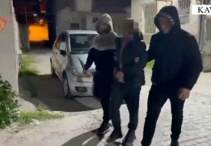 Plagosi me armë zjarri një 39 vjeçar  arrestohet autori  E pëson edhe personi që e ndihmoi të largohej  VIDEO 