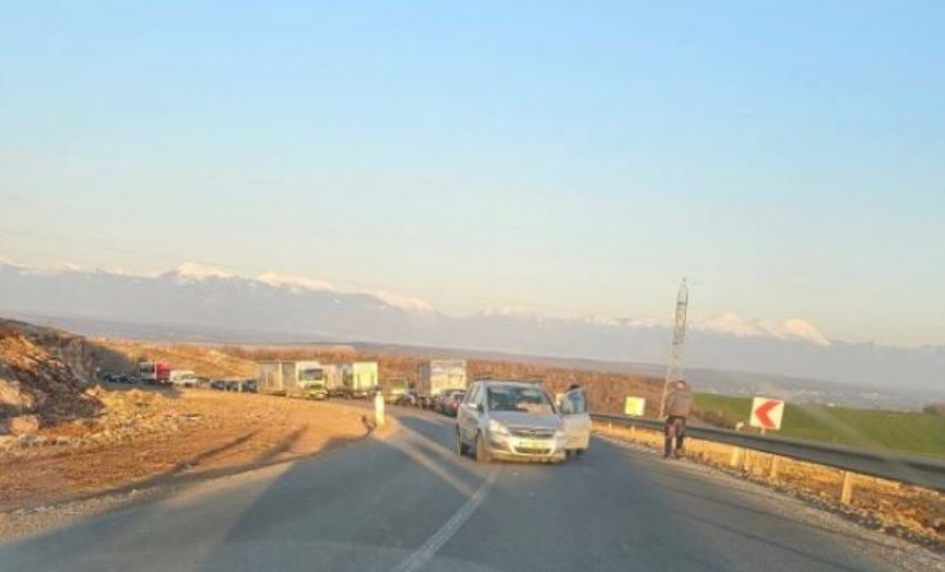 Aksident trafiku në Dollc të Klinës  krijohen kolona