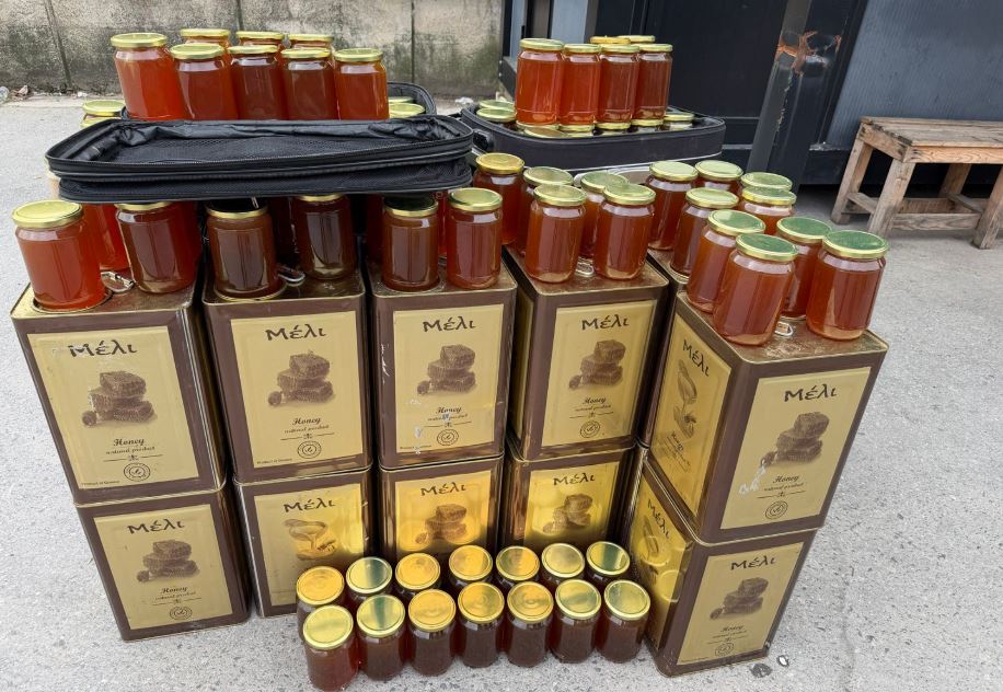 Dogana bllokon 1 ton mjaltë pa dokumentacion në Kapshticë: Siguria ushqimore, prioritet!