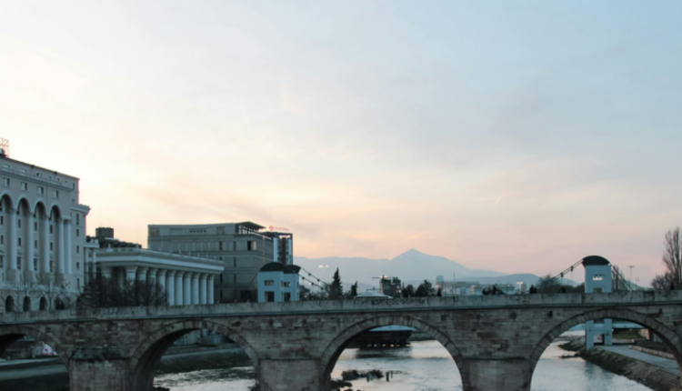 Mot i paqëndrueshëm  Reshje lokale shiu dhe bore  me mundësi bubullimash