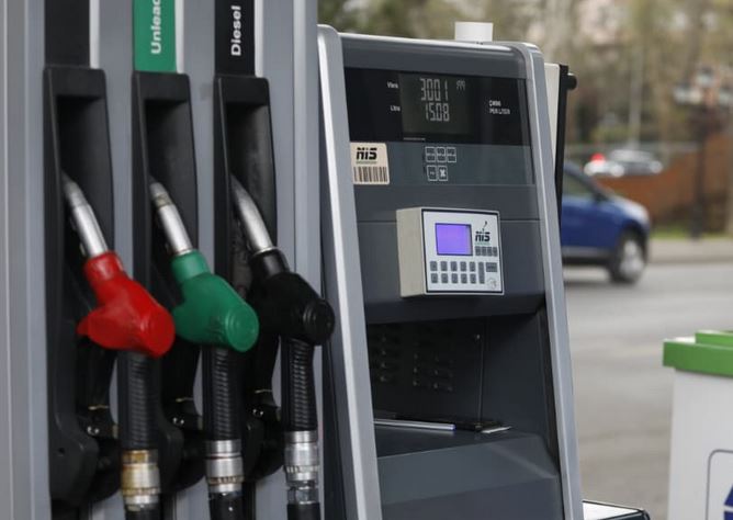 Çmimi i naftë 30% më i lartë se vendet e rajonit, u arkëtuan 250 mln euro në 2025-n nga taksa e qarkullimit! Pse qeveria nuk pranon ta heqë