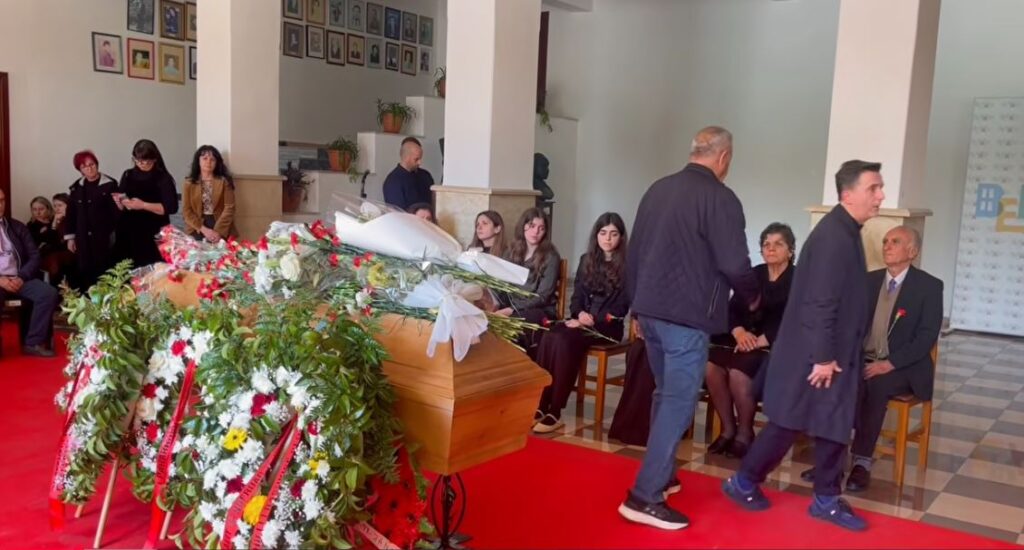 U nda nga jeta në moshën 40-vjeçare, gazetarit Namir Lapardhaja i jepet lamtumira pas homazheve në Berat! Reagimet e disa prej figurave të njohura