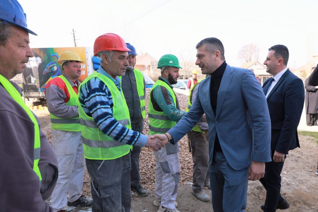 Perinski dhe Andonov në terren – Vasileva po bëhet me Shtëpi Kulture energjetikisht efikase