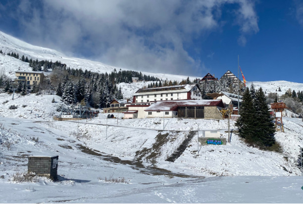 Në Kodrën e Diellit ka 77 centimetra borë  nga e hëna pritet kthesë drastike e motit