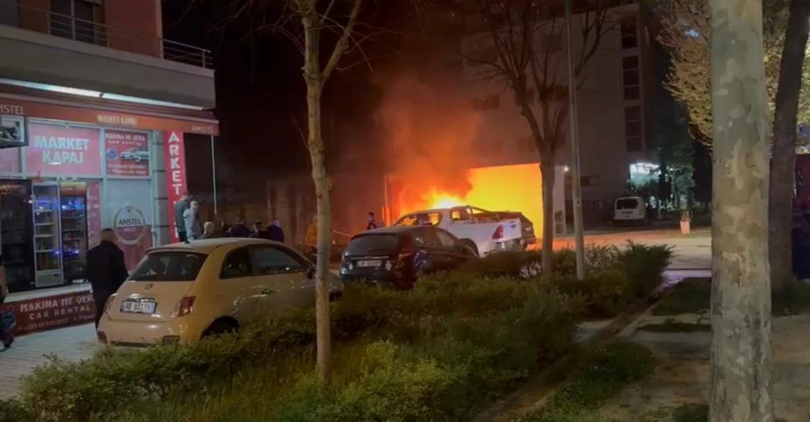 Digjet automjeti në Vlorë  shkrumbohet totalisht gjatë natës