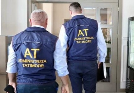 Deputeti i PD denoncon  Administrata Tatimore po i bën presion bizneseve  përgjegjëse është ministria e Financave  S ka nxjerrë aktet nënligjore të Paqes Fiskale 