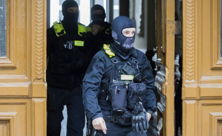 “Do të të pres veshët…!”- Kërcënoi bashkëatdhetarin për borxhin e kokainës, arrestohet në Gjermani shqiptari i dënuar! Do ekstradohet në Itali, ja sa burg do vuajë