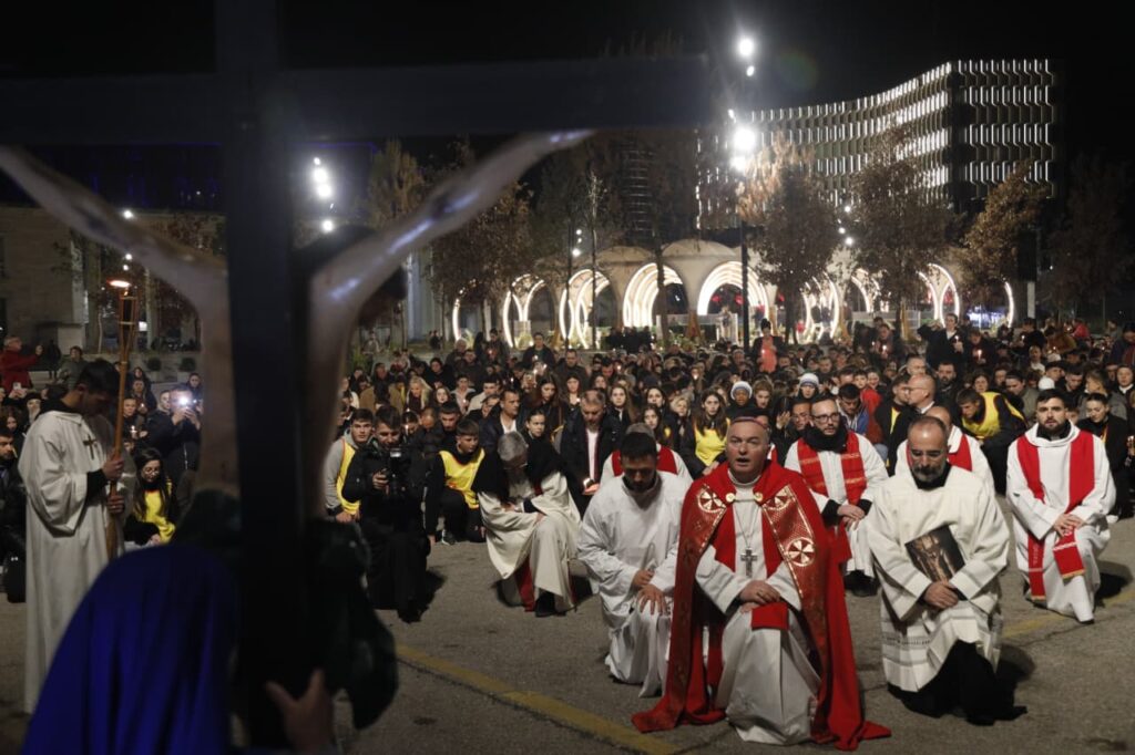 FOTOLAJM/ “Rruga e Kryqit” në Tiranë, besimtarët katolikë mblidhen në sheshin “Nënë Tereza”! Imzot Arjan Dodaj udhëheq shërbesën