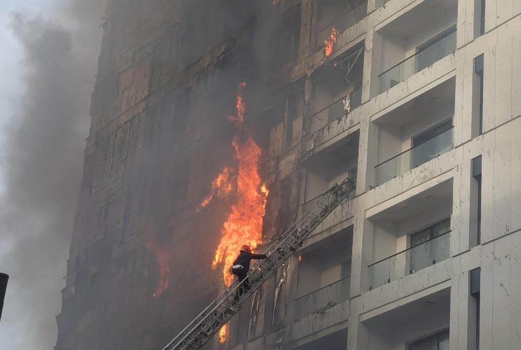 Flakët në pallatin e ndërtuar nga  Arlis shpk  i Armand Lilos  i njëjti kompleks mori zjarr edhe në vitin 2021