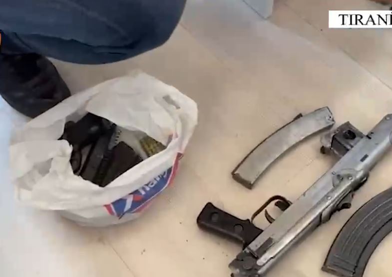 Goditja e bazës së armatimit, zbardhen detaje: Oltjan Qeshori pa mjetet e policisë dhe iku me vrap! Më parë ka qenë pjesë e FA, dyshohet se bashkëpunon me grupe kriminale