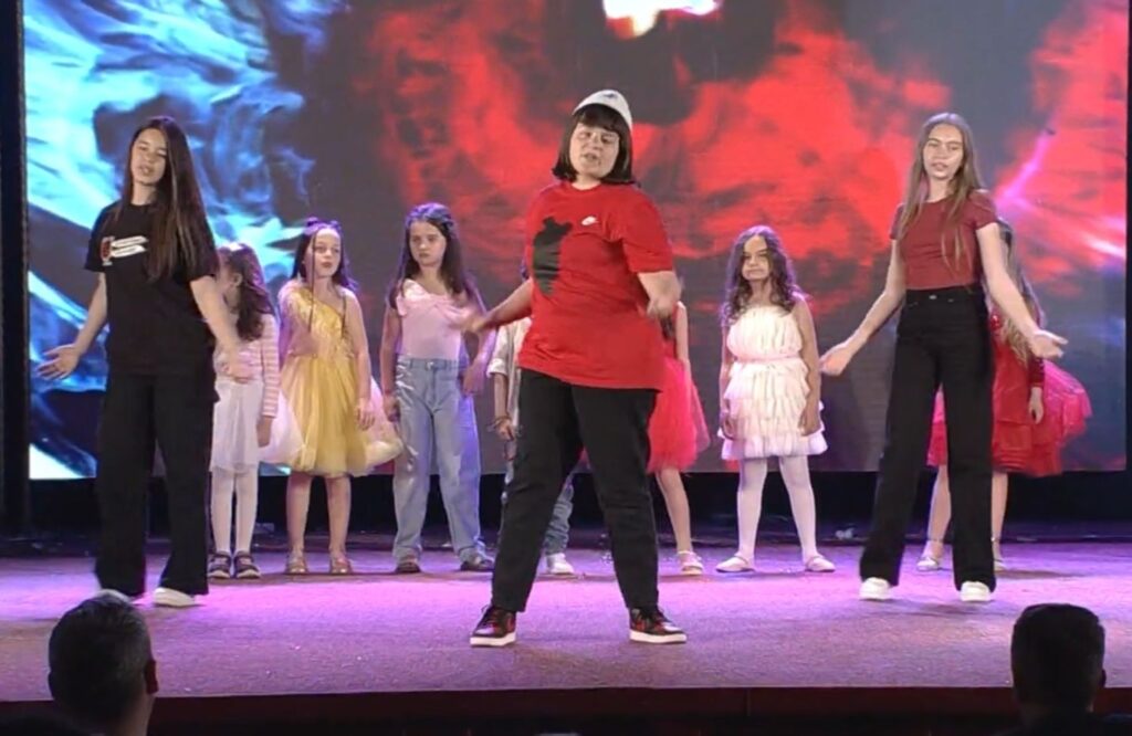 Kjo është kënga e vogëlushes shqiptare që e bëri histerik një shtet të tërë! (VIDEO)