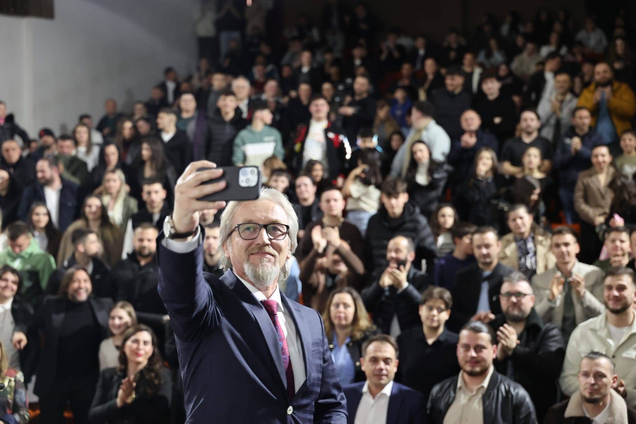 Fatmir Limani stërmbush sallën në takimin me rininë e Kërçovës