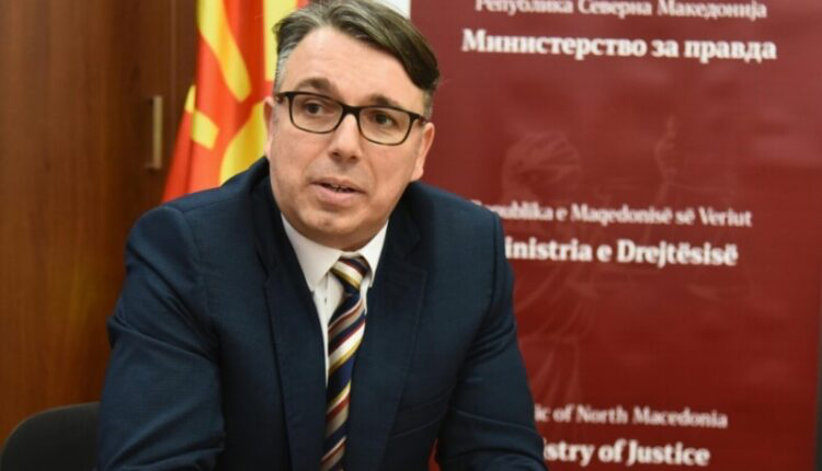 Ministria e Drejtësisë  S ka provim të jurisprudencës në shqip  në protestë nuk pati simbole shtetërore