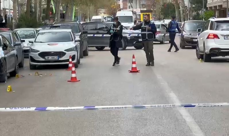 Ismail Aliaj shkoi të sqaronte sherrin e djalit, por u godit me grushte e shqelma dhe humbi jetën, shpallen në kërkim tre persona