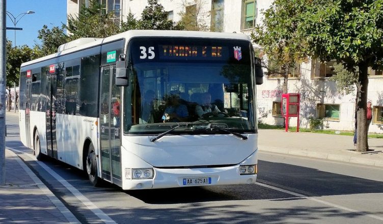 Kërkesat e transportit publik për naftën  Të kompensohemi 100 lekë për litër  llogariten 3 mln euro