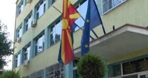 Kontrolle në një qendër tregëtare në Tetovë  policia gjen rroba me marka të fallsifikuara