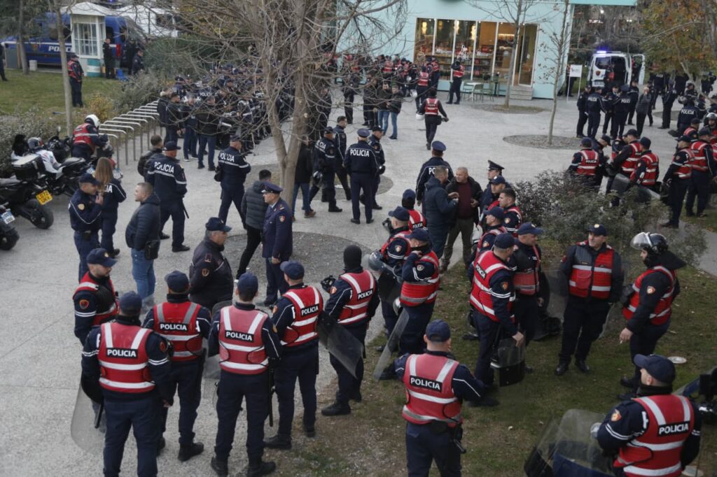 Protesta e opozitës, policia njofton bllokime rrugësh në Tiranë dhe kufizim qarkullimi