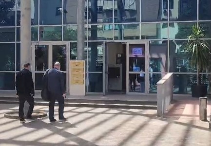 VIDEO/ Hakerimi i Prokurorisë së Posaçme, mbërrin në GJKKO për seancën e parë ish-kreu i Burgjeve Agim Ismaili!