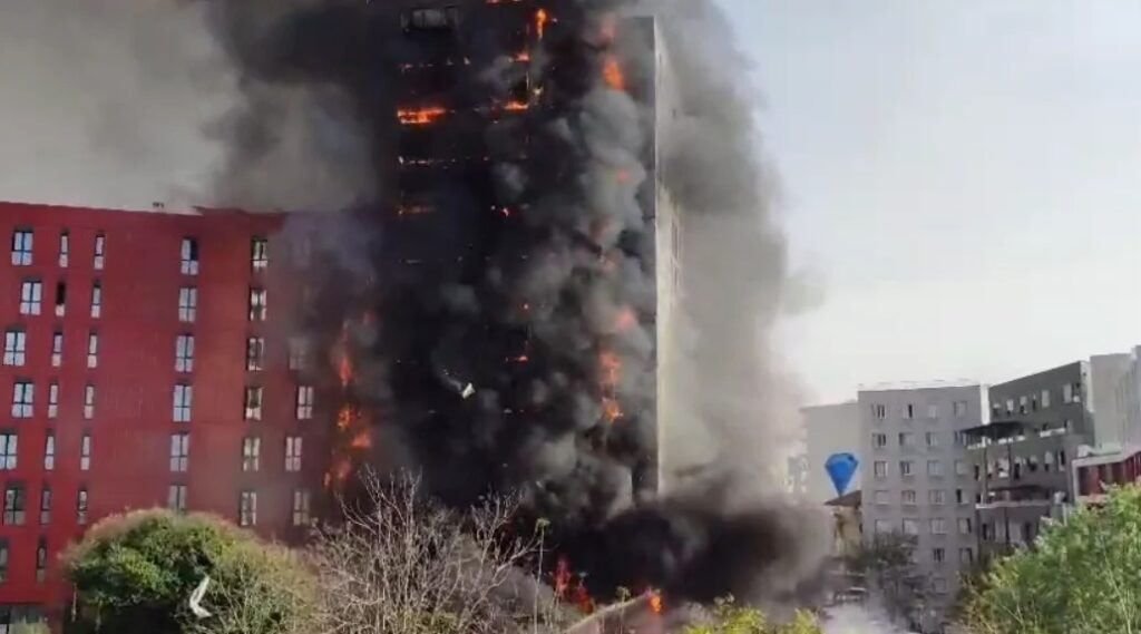 VIDEO/ Përfshihet nga zjarri kompleksi i banimit pranë QSUT-së, shkrumbohet fasada e pallatit