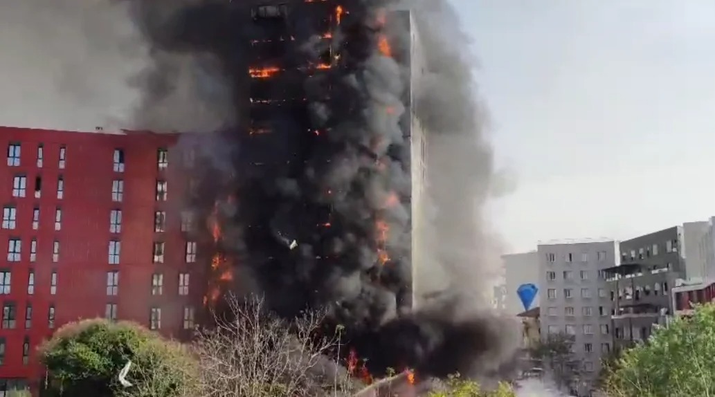 VIDEO  Përfshihet nga zjarri kompleksi i banimit pranë QSUT së  shkrumbohet fasada e pallatit