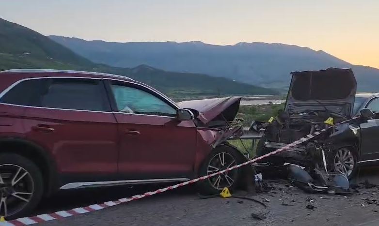 VIDEO  Aksident i rëndë në Memaliaj  dy automjete përplasen  kokë më kokë   8 persona shkojnë në spital