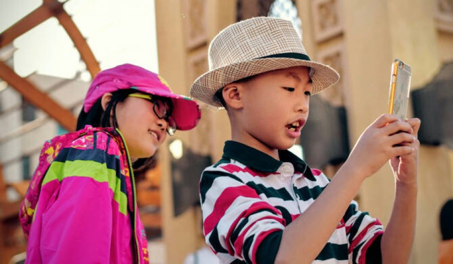 Franca synon ndalimin e rrjeteve sociale për personat nën 15 vjeç