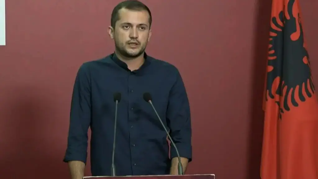 U denua me me 1 vit e 6 muaj burg  ky ishte reagimi i deputetit Egzon Azemi