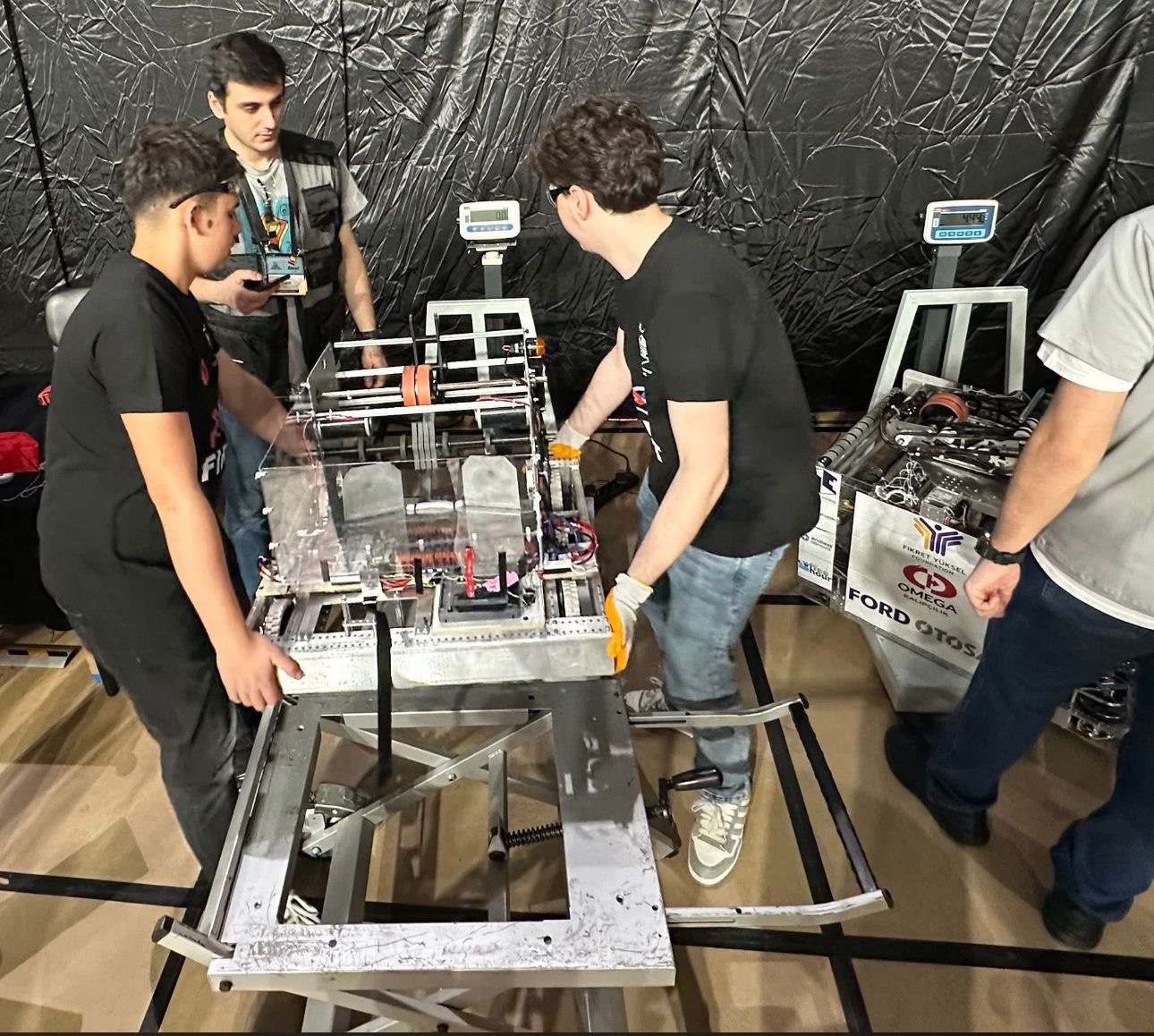 Nxënësit e  Cvetan Dimov  përfaqësojnë me sukses Shkupin në garën ndërkombëtare të robotikës në Turqi