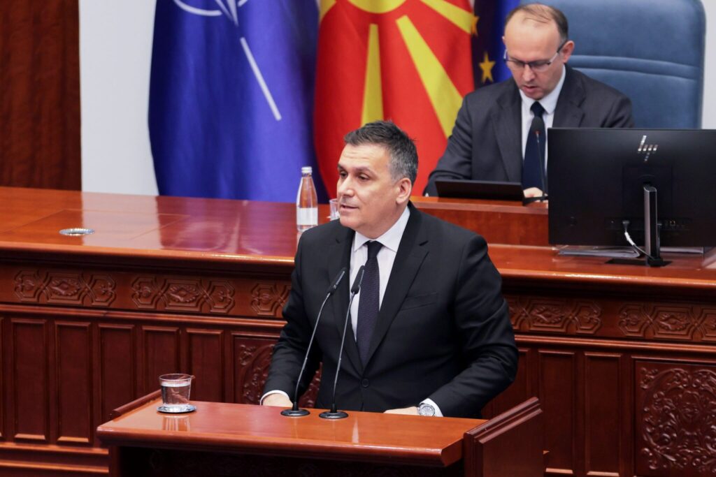 Hoxha në pyetjet e opozitës në Kuvend: Zgjidhje të qëndrueshme dhe kthesë e gjelbër në trajtimin e mbeturinave, ujërave dhe ndotjes së ajrit