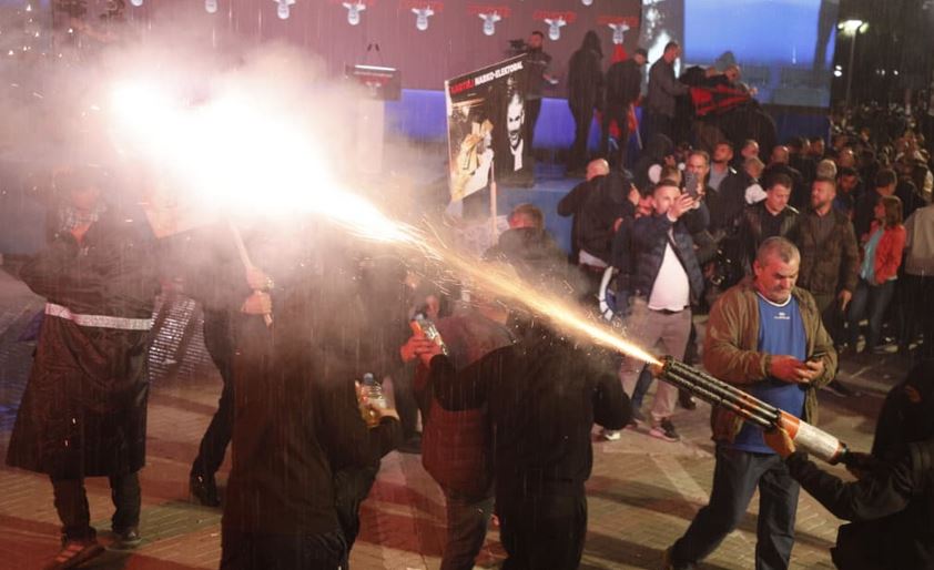 Nëntë persona raportohet se kanë mbetur të dëmtuar nga protesta e opozitës