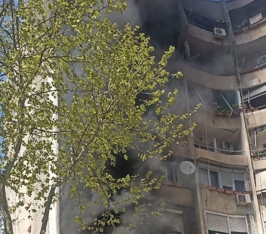 FOTO- Zjarr në zonën e 9-katsheve, flakët përfshijnë pallatin