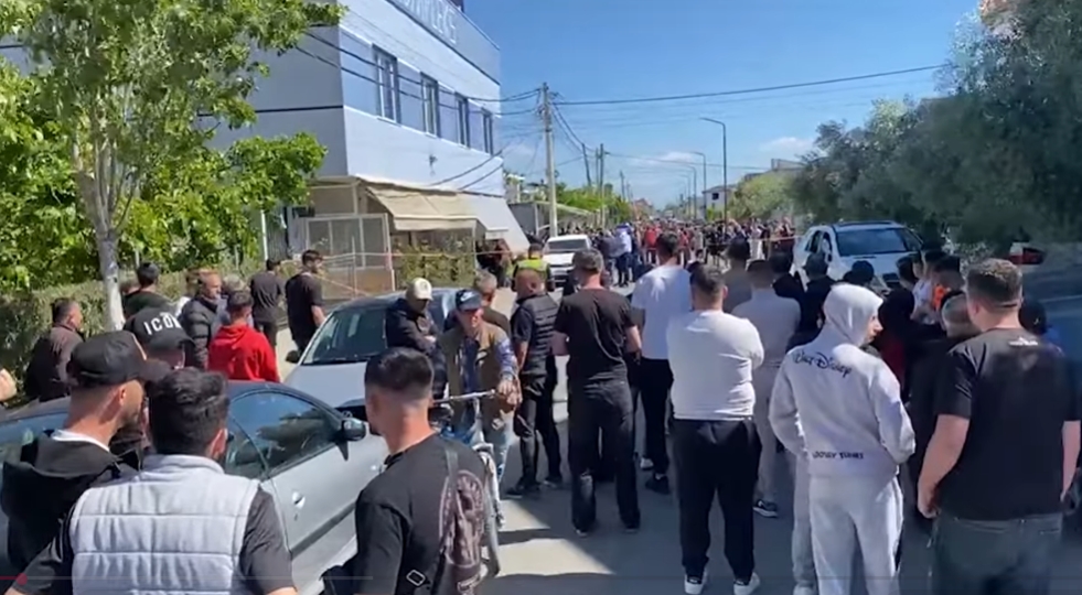 VIDEO  Tragjedia në Durrës  makina  fluturon  në lagje dhe përplas tre fëmijët që po luanin pranë banesave  Dy viktima  pamje të rënda nga vendngjarja